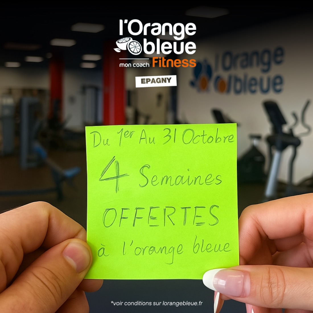 Post-it manuscrit tenu à la main avec l'offre