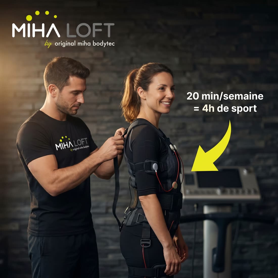 Un coach équipe une cliente de la combinaison EMS, démonstration