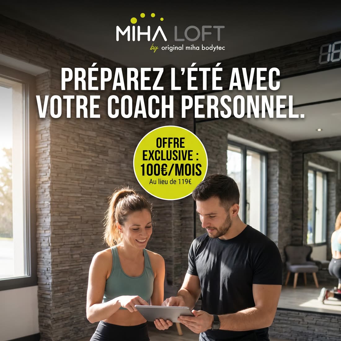 Coach et cliente autour d'une tablette, offre à 100€/mois affichée