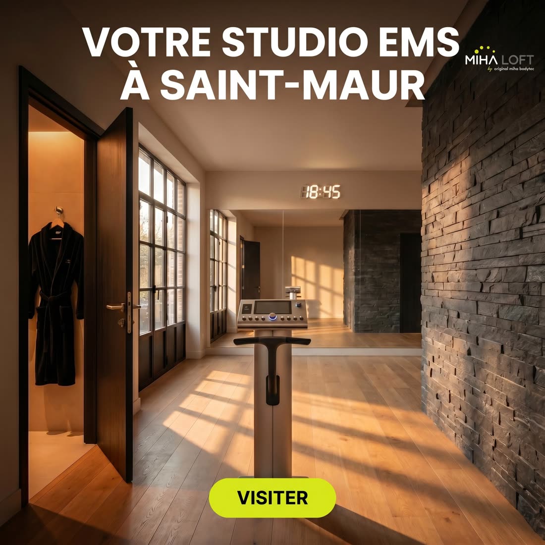 Décor studio soigné avec appel à visiter, format carré